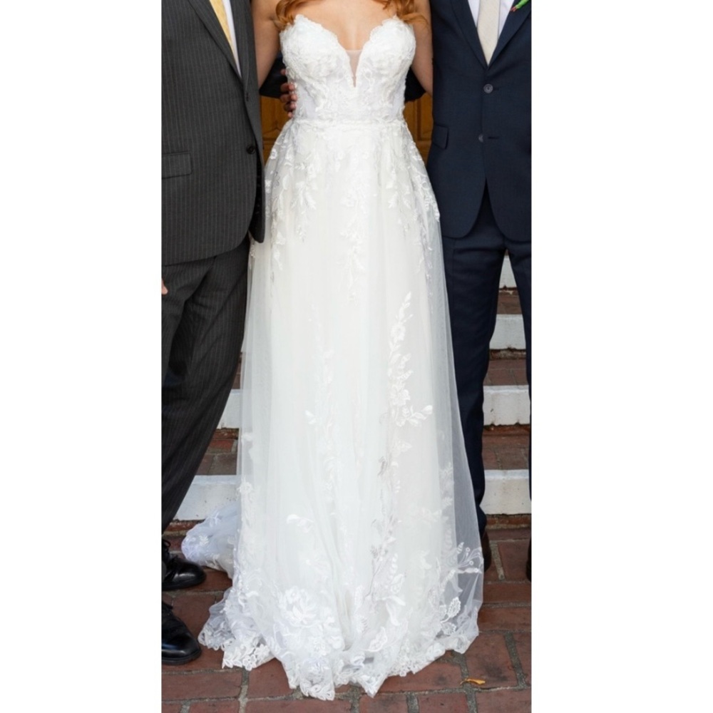 Strapless sweetheart neckline lace wedding dress with long train